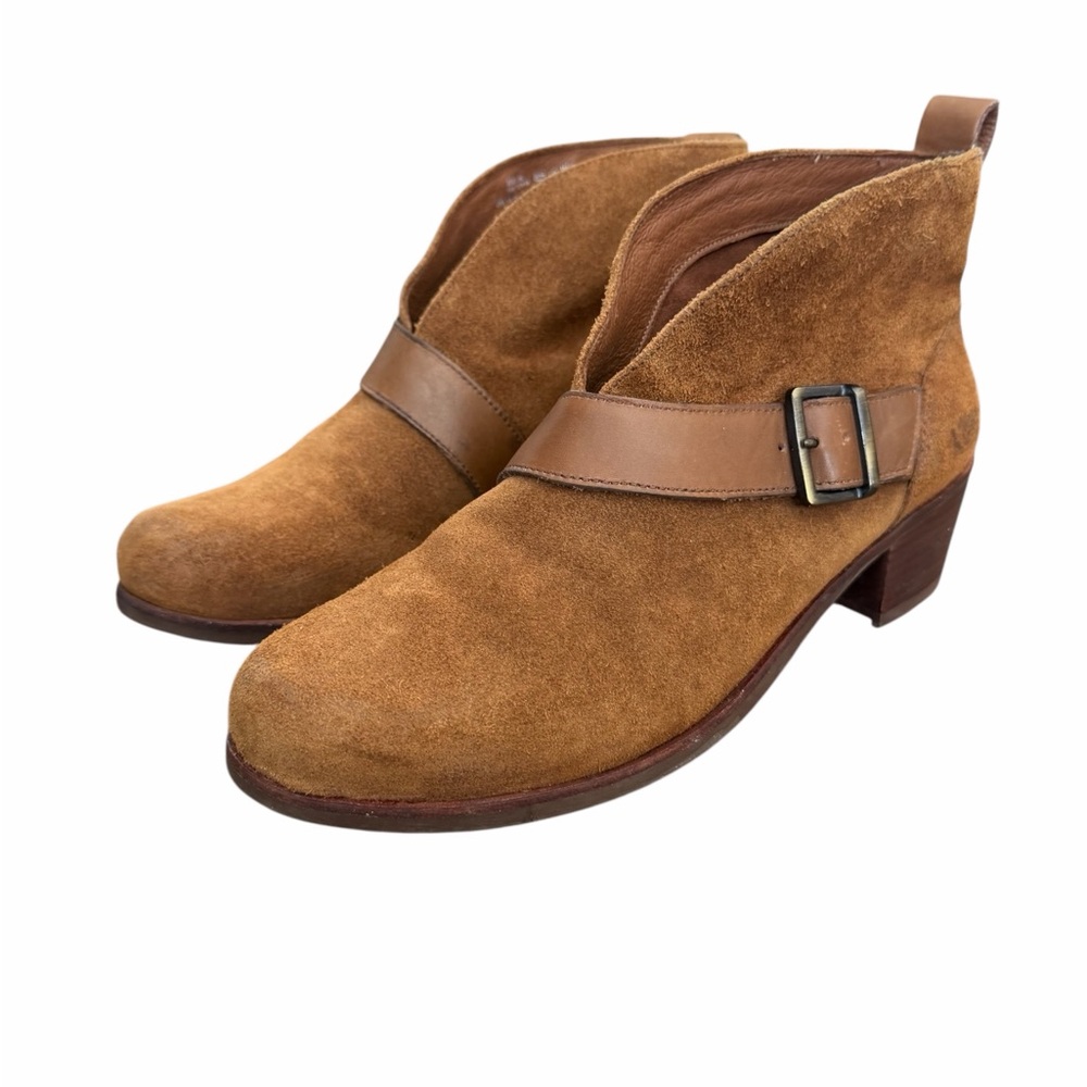 UGG Australia Women's Wright Belted Boots in a tan brown‎ ankle booties.